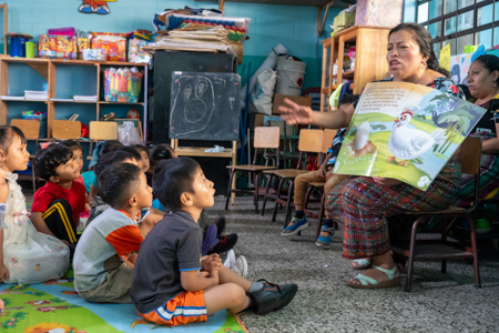 Kindergärtnerin erzählt Geschichte in Maya-Sprache