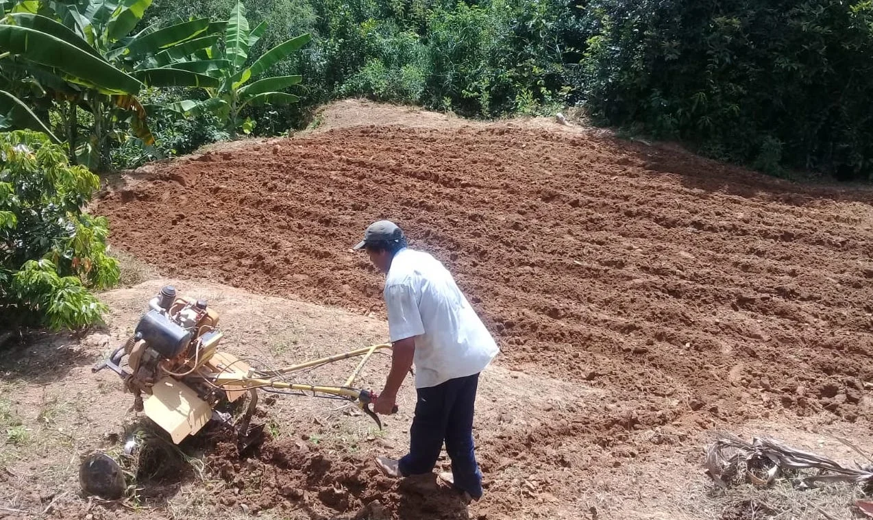 agricultor_certificado_trabalhando_com_tratorito_adquirido_pelo_projeto.jpg