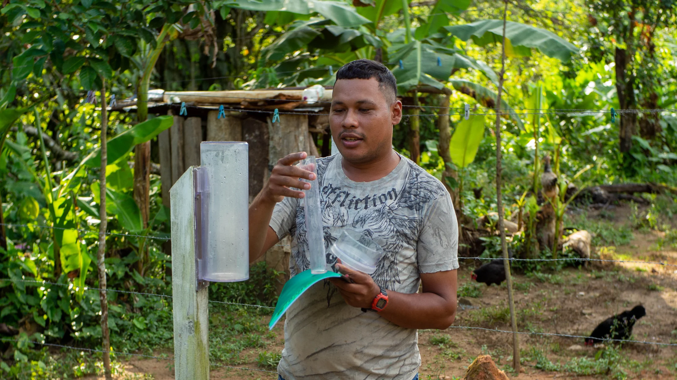 Miguel Aguilar am Regenmesser