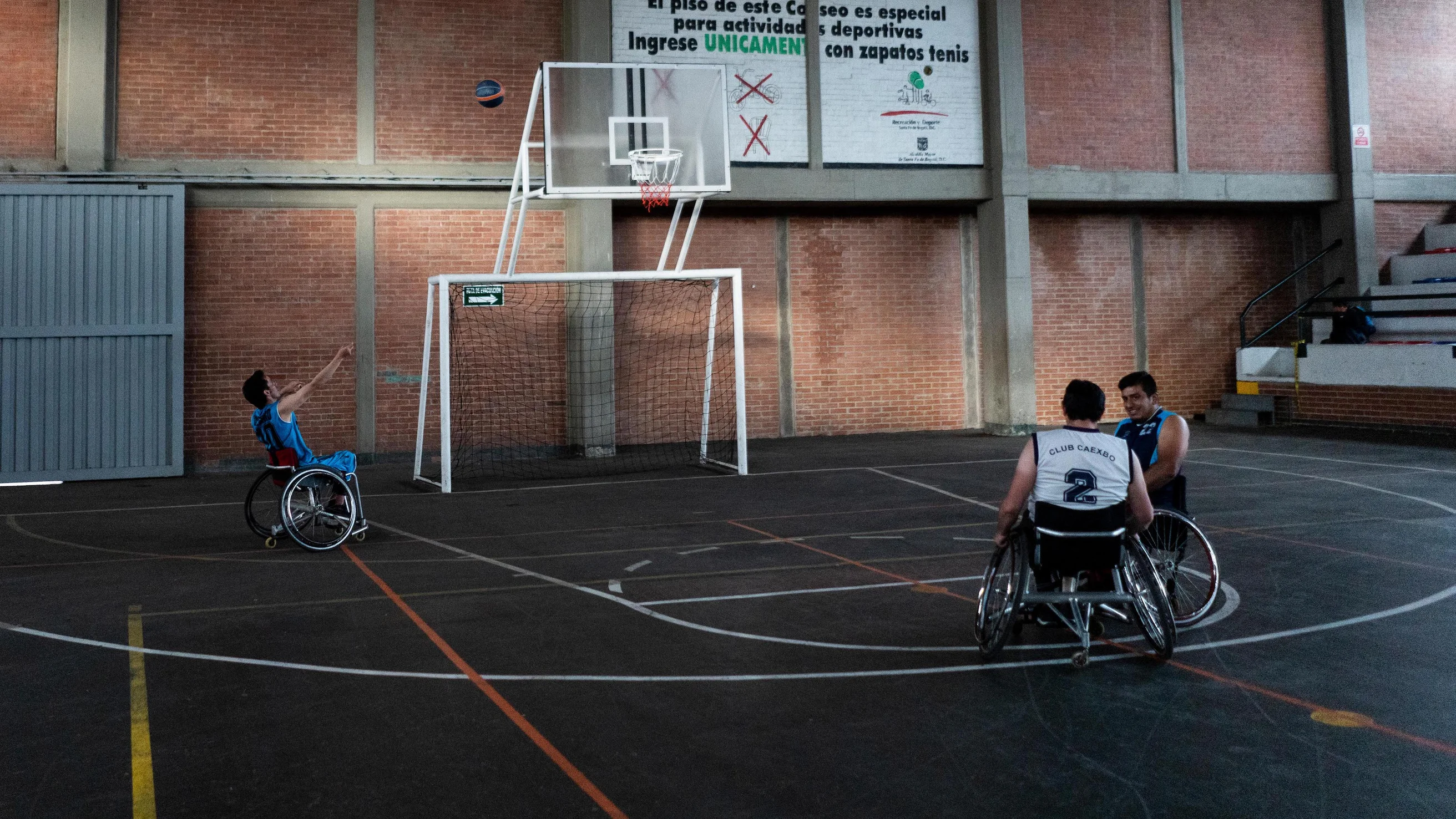 Edgar spielt Basketball, sein grösses Hobby.