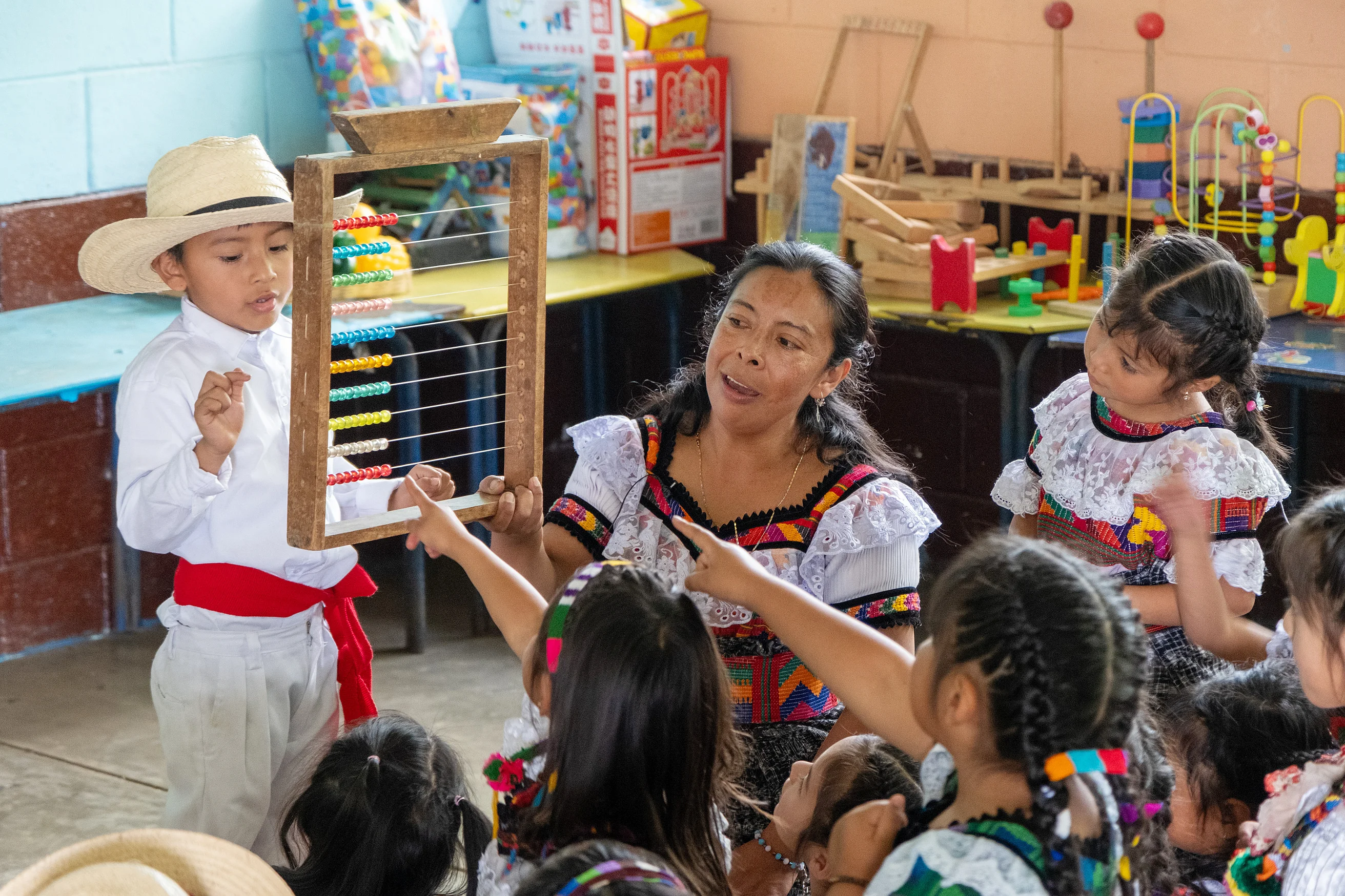 Die Vorschullehrerin Ligia mit Kindern im Klassenzimmer