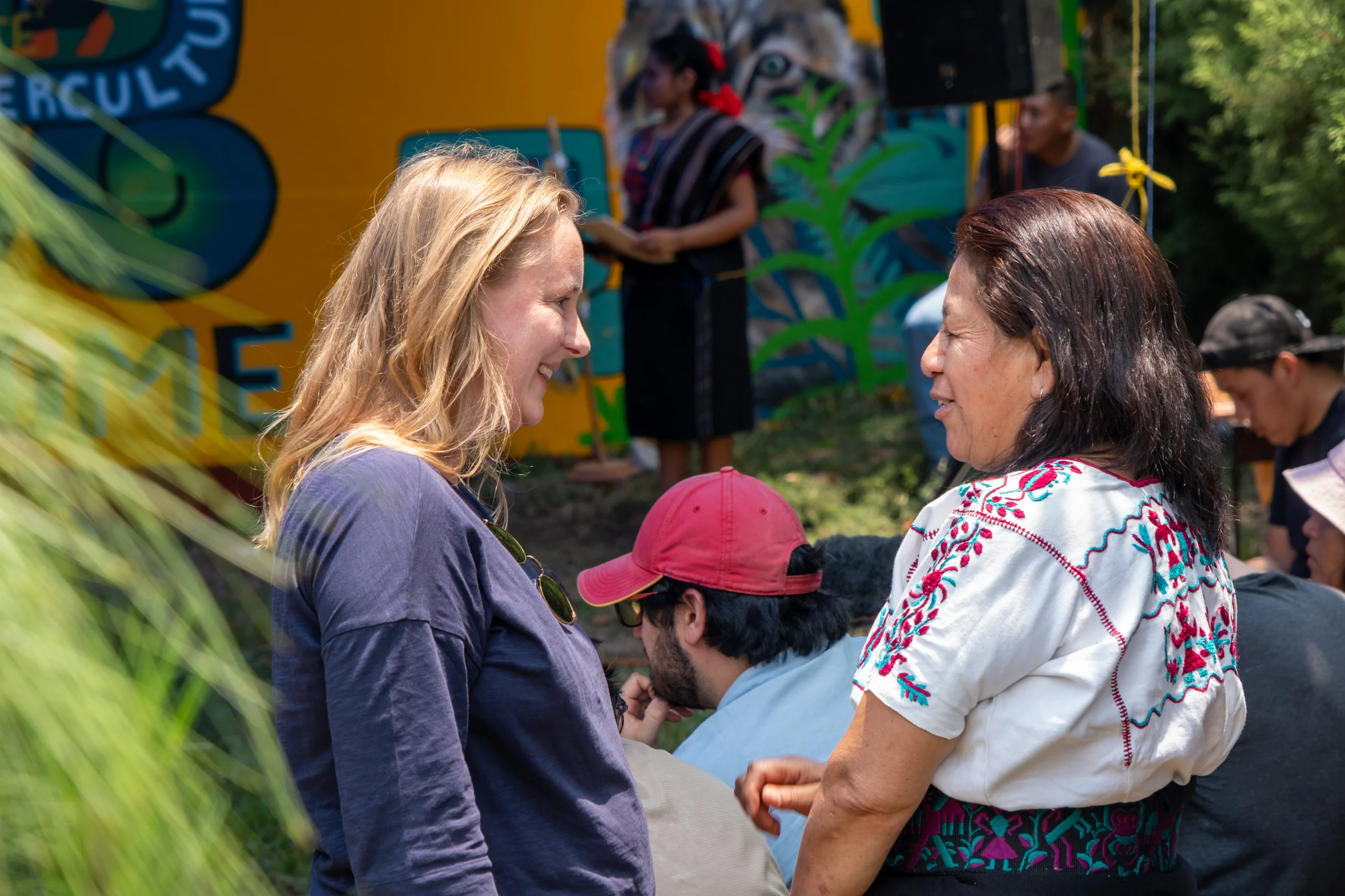 Johanna und eine Vertreterin des guatemaltekischen Bildungsministeriums